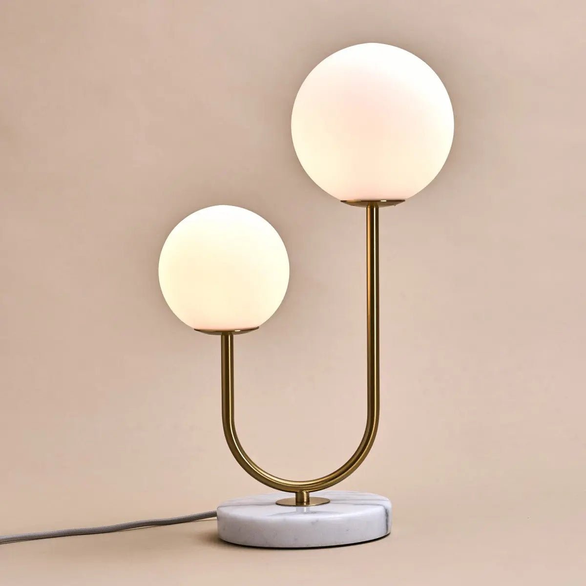 Tafellamp Giorgia, elegante marmeren lamp met matglazen lampen