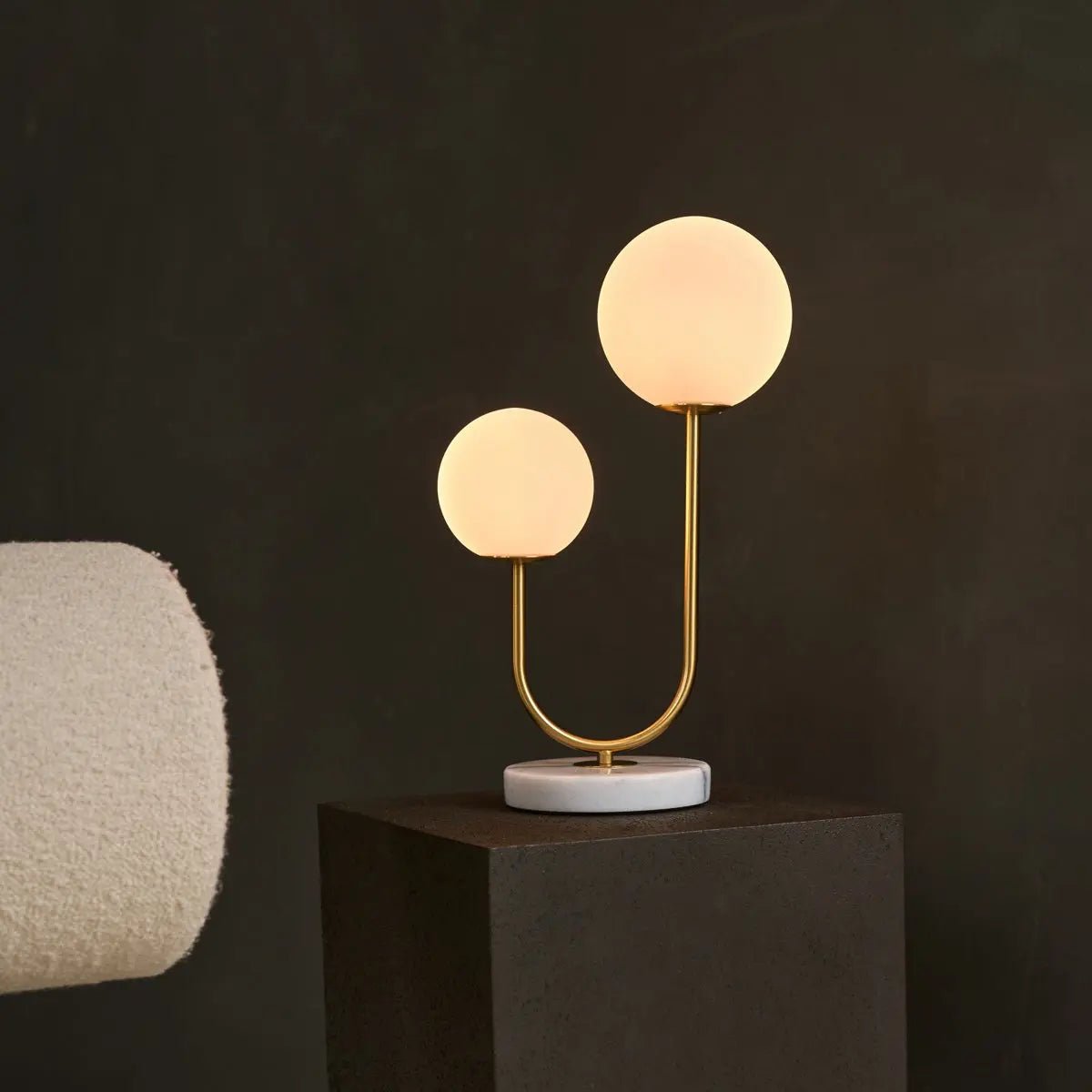 Tafellamp Giorgia, elegante marmeren lamp met matglazen lampen