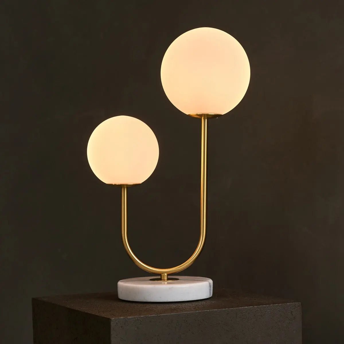 Tafellamp Giorgia, elegante marmeren lamp met matglazen lampen